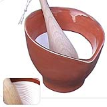 This mortar has grinding lines inside for easier and quicker grinding