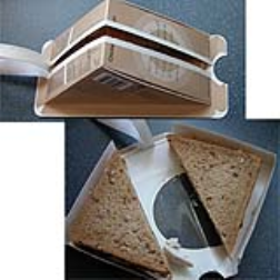 A pull strip opens the packaging on two sides, which fold out to make it easy to pick up your sandwiches