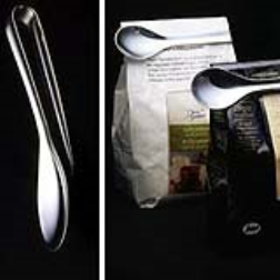 A measuring spoon with a clip can also be used to close the bag