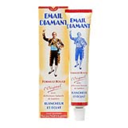 Red toothpaste which makes the teeth whiter