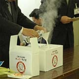 Instant hot rice by pouring water over the packaging