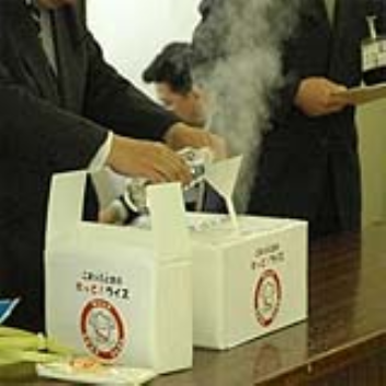 Instant hot rice by pouring water over the packaging