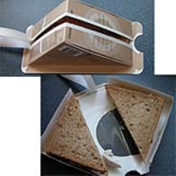 A pull strip opens the packaging on two sides, which fold out to make it easy to pick up your sandwiches